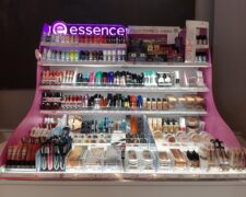 Cosnova crée l&rsquo;affichage de la table pour le maquillage Essence