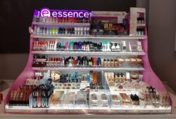 Cosnova crée l&rsquo;affichage de la table pour le maquillage Essence