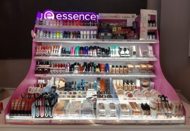 Cosnova crée l&rsquo;affichage de la table pour le maquillage Essence