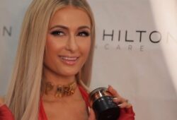 Paris Hilton apporte sa marque de soin de la peau à Milan