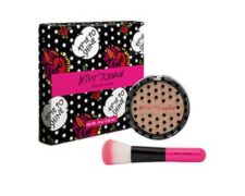 Betsey Johnson fait ses débuts dans le maquillage