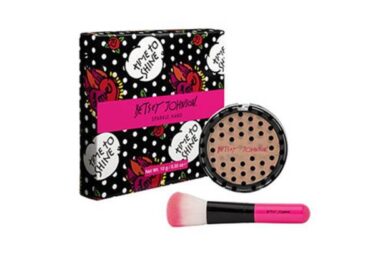 Betsey Johnson fait ses débuts dans le maquillage