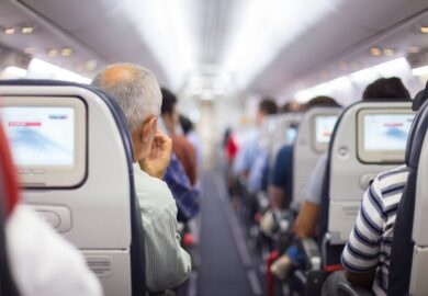 Peur de l&rsquo;avion : médicaments,stage, hypnose… Astuces pour la surmonter