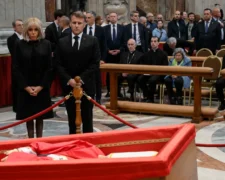 En images : Brigitte et Emmanuel Macron recueillis et émus devant la dépouille du pape François