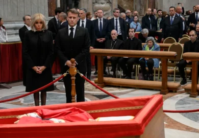 En images : Brigitte et Emmanuel Macron recueillis et émus devant la dépouille du pape François