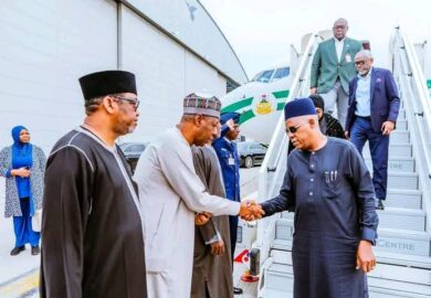 Le vice-président du Nigeria est arrivé ce matin à Londres pour rapatrier la dépouille de l&rsquo;ex président Buhari (Images)