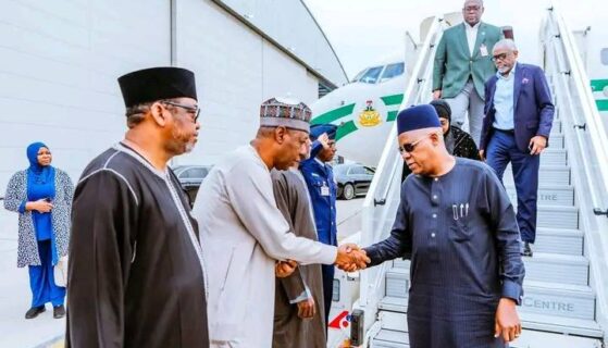 Le vice-président du Nigeria est arrivé ce matin à Londres pour rapatrier la dépouille de l&rsquo;ex président Buhari (Images)