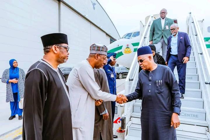 Le vice-président du Nigeria est arrivé ce matin à Londres pour rapatrier la dépouille de l&rsquo;ex président Buhari (Images)
