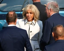 Emmanuel Macron a rejoué la scène de 2022 en offrant un baisemain à son épouse face aux caméras et appareils photos (Images)