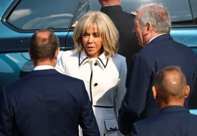 Emmanuel Macron a rejoué la scène de 2022 en offrant un baisemain à son épouse face aux caméras et appareils photos (Images)