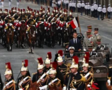Revivez en images les célébrations du 14-Juillet sur les Champs Élysées, avec Brigitte et Emmanuel Macron (Images)