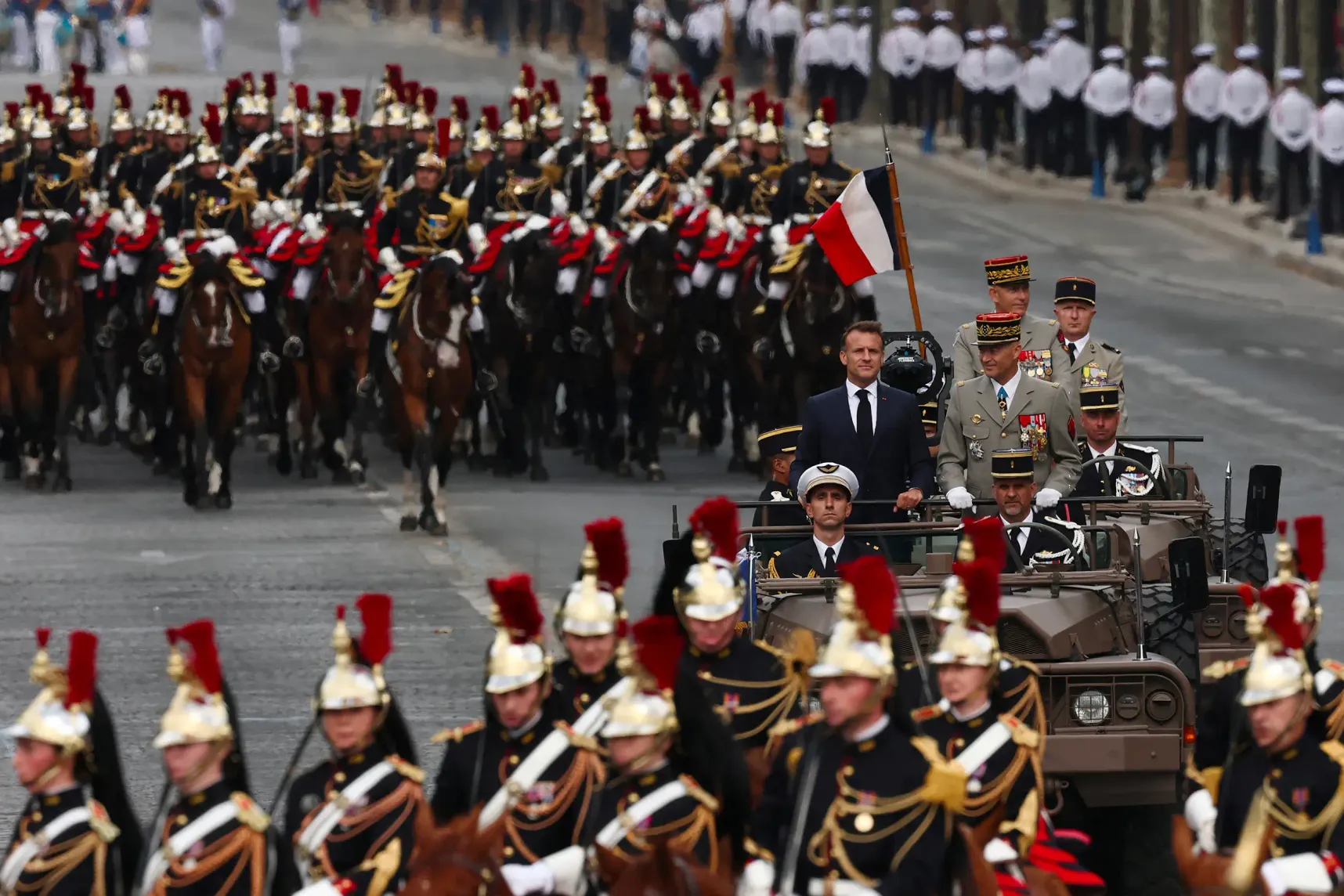 Revivez en images les célébrations du 14-Juillet sur les Champs Élysées, avec Brigitte et Emmanuel Macron (Images)