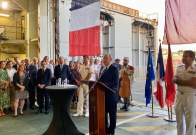 L’ambassadeur Lecourtier et le Capitaine de vaisseau Bolelli, à bord du porte-hélicoptères amphibie (Images)