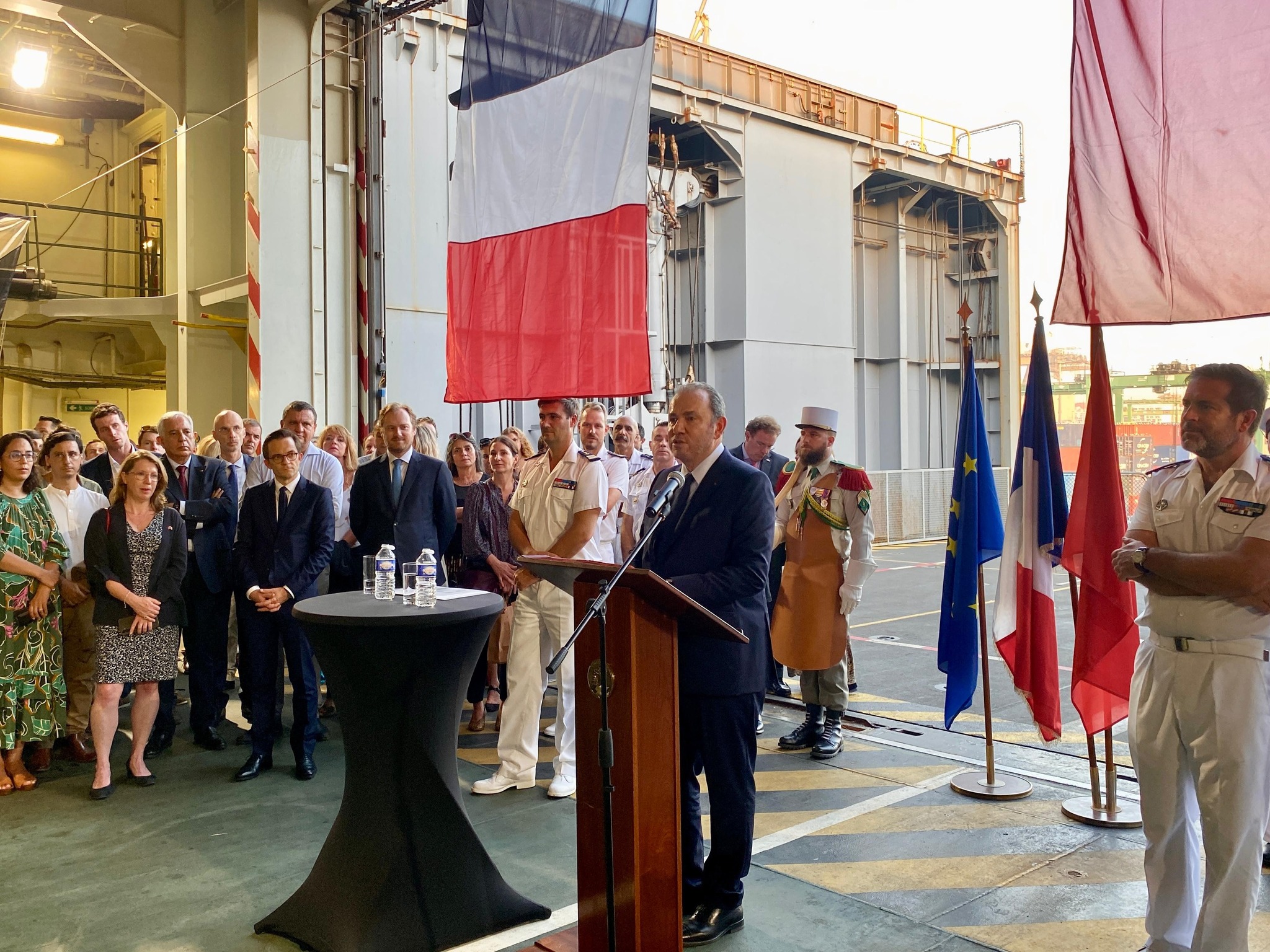 L’ambassadeur Lecourtier et le Capitaine de vaisseau Bolelli, à bord du porte-hélicoptères amphibie (Images)