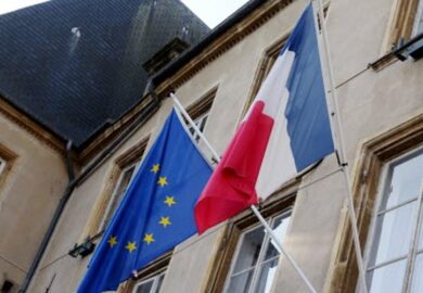 Affichage des drapeaux sur le fronton des mairies en France : que dit la loi ?