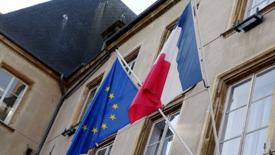 Affichage des drapeaux sur le fronton des mairies en France : que dit la loi ?