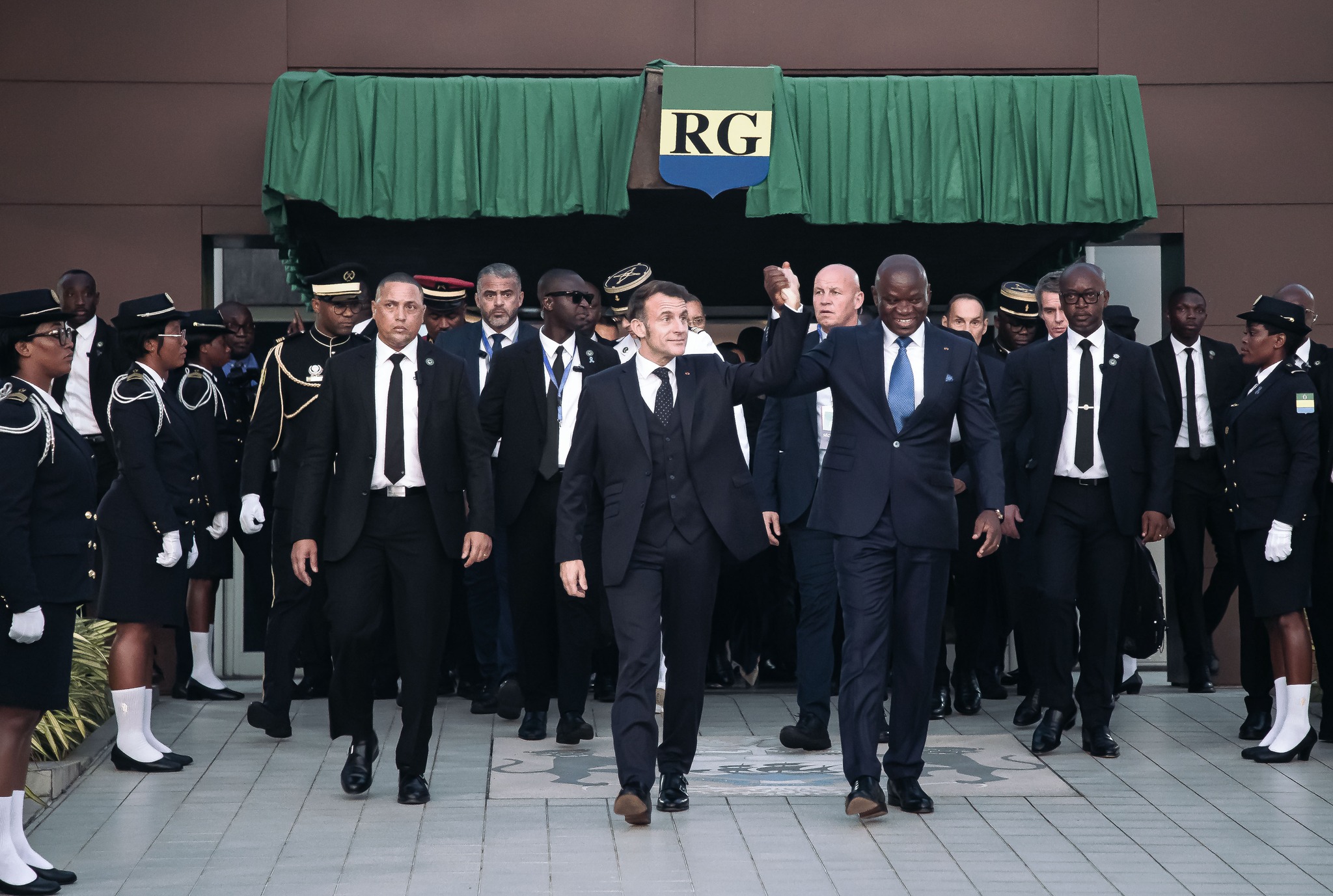S.E. Brice Clotaire Oligui Nguema, à son homologue français, S.E. Emmanuel Macron, en visite d’État au Gabon [Images]