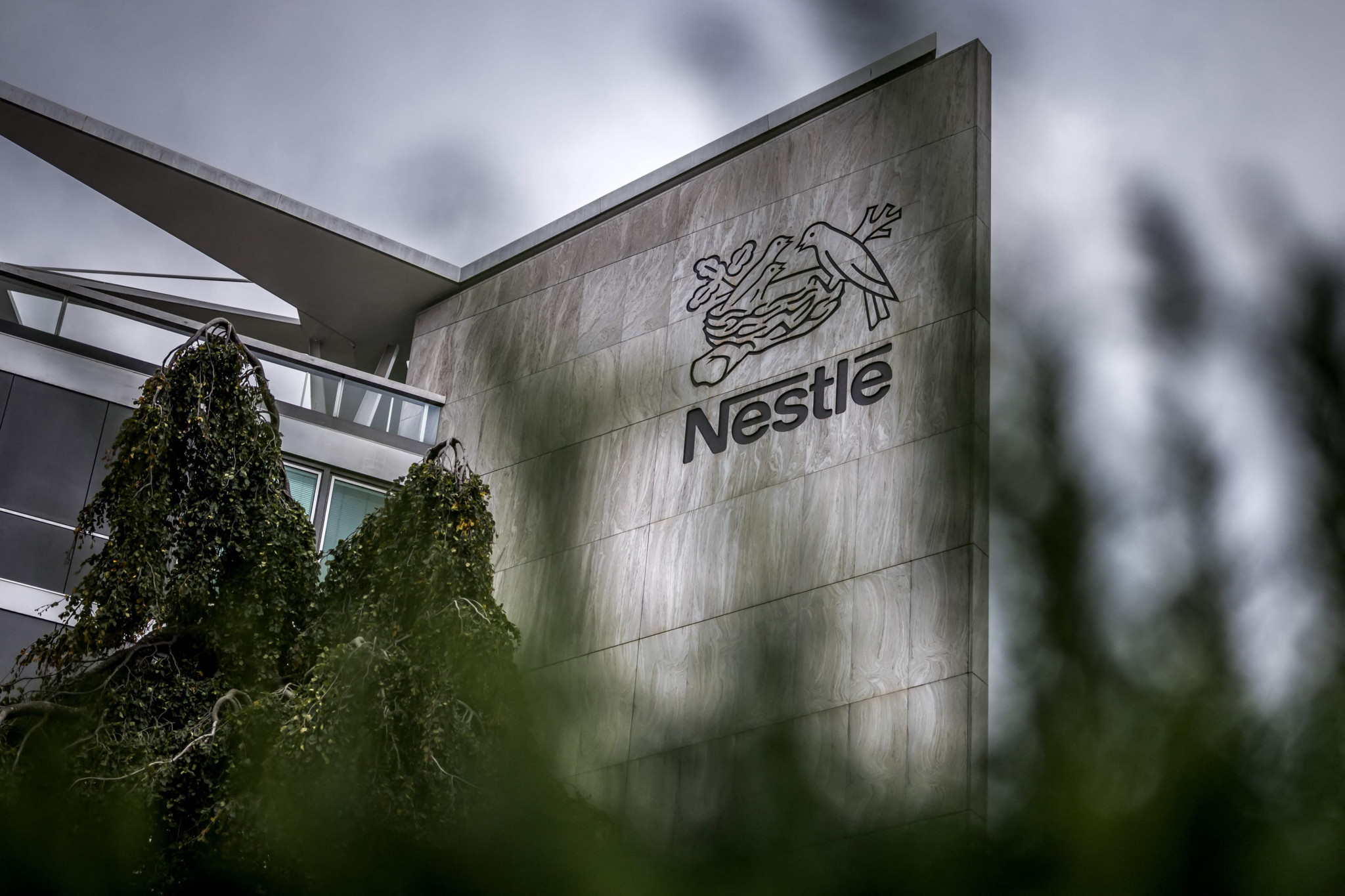 Public Eye accuse Nestlé de vendre des céréales pour bébés plus sucrées en Afrique
