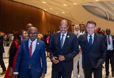Le Président de la Commission de l&rsquo;Union africaine, S.E. Mahmoud Ali Youssouf, a eu des discussions avec S.E. le Président Macron [Images]