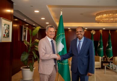 Le Président de la Commission de l&rsquo;Union africaine, S.E. Mahmoud Ali Youssouf, a reçu les pouvoirs de M. Bruce Lorenz Biber [Images]