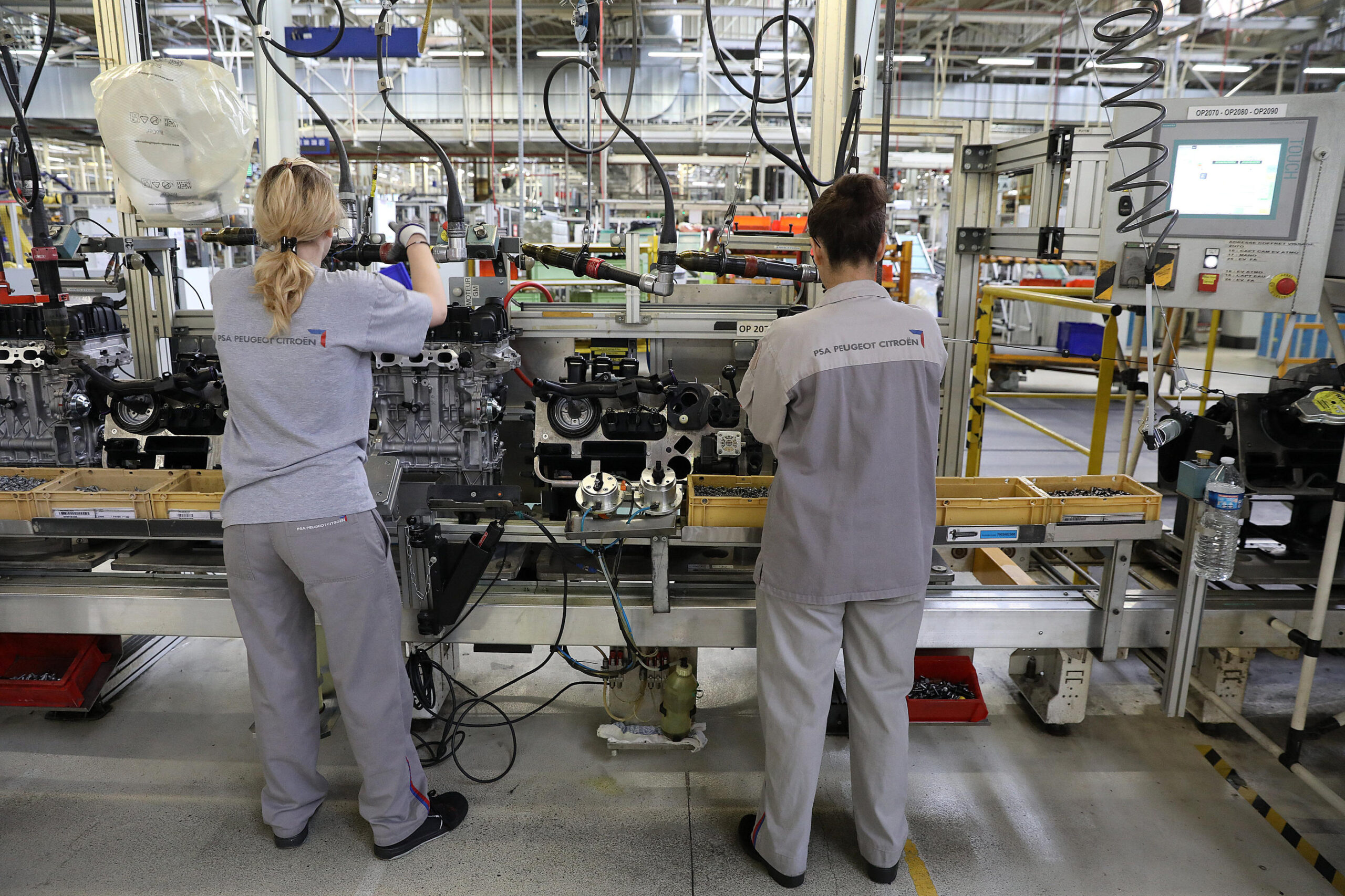 Automobile : la Commission européenne freine sur le tout électrique en 2035 et donne son feu vert à une part limitée de voitures thermiques