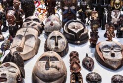 Masques d&rsquo;Afrique subsaharienne : bien plus qu’une esthétique primitive, des symboles vivants