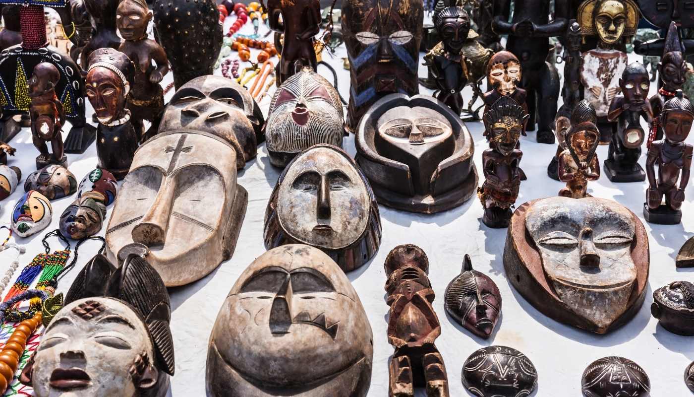 Masques d&rsquo;Afrique subsaharienne : bien plus qu’une esthétique primitive, des symboles vivants