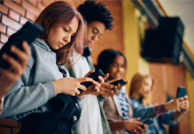 Pourquoi l&rsquo;interdiction des réseaux sociaux aux moins de 15 ans voulue par la France et le Danemark est un casse-tête européen ?