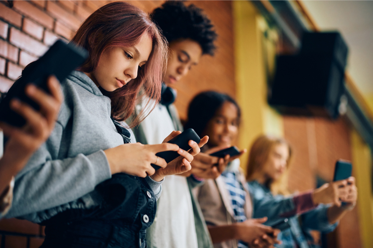 Pourquoi l&rsquo;interdiction des réseaux sociaux aux moins de 15 ans voulue par la France et le Danemark est un casse-tête européen ?