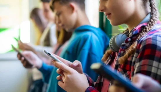 Pourquoi l&rsquo;interdiction des réseaux sociaux aux moins de 15 ans voulue par la France et le Danemark est un casse-tête européen ?