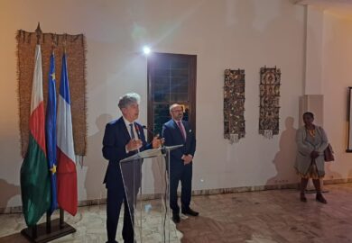 L&rsquo;Ambassadeur de France à Madagascar, a remis les insignes de Chevalier de la Légion d&rsquo;honneur à M. Jean-Hervé Fraslin [Images]