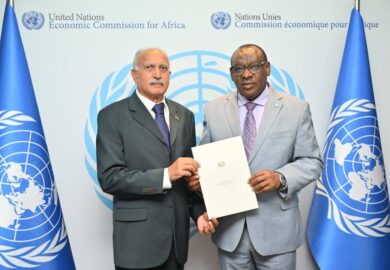 Secrétaire exécutif, M. Claver Gatete, a souhaité la bienvenue à S.E. Indrarjeet Babooa, Ambassadeur de Maurice [Images]