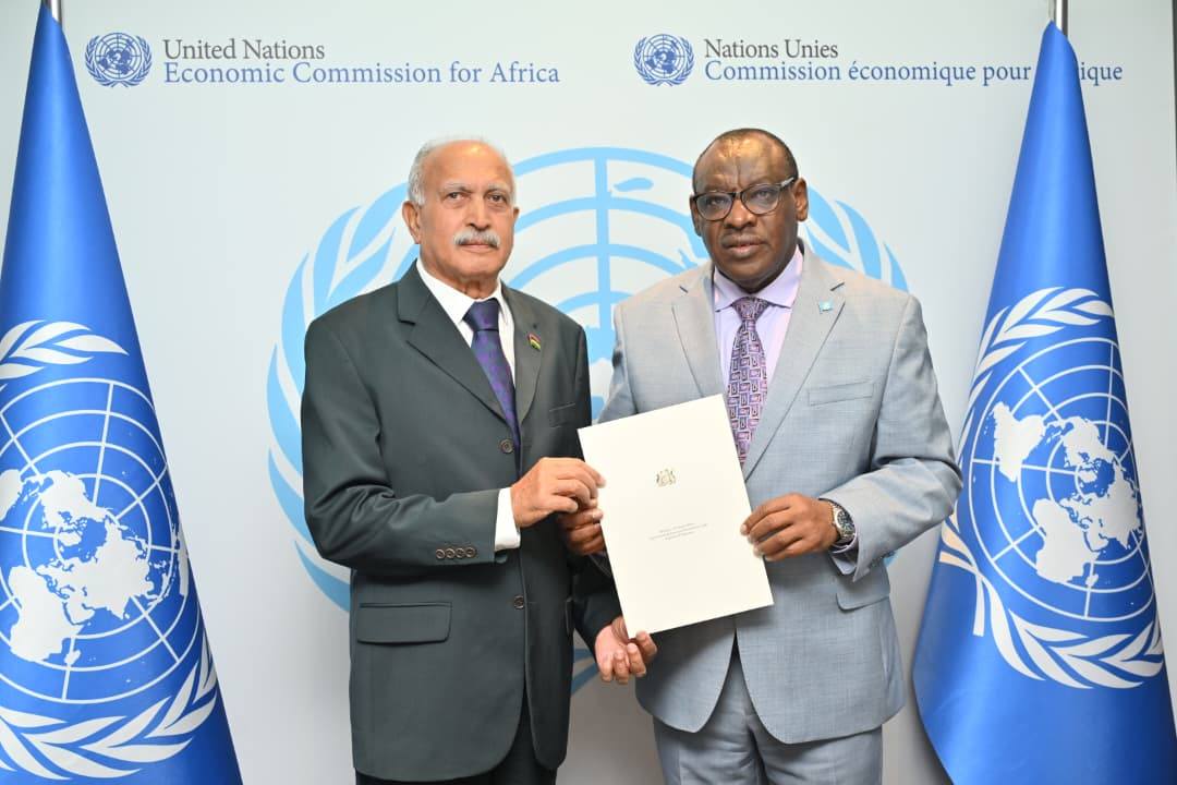 Secrétaire exécutif, M. Claver Gatete, a souhaité la bienvenue à S.E. Indrarjeet Babooa, Ambassadeur de Maurice [Images]