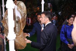 Sur French Institute in India , le président Emmanuel Macron a rencontré les Nouveaux Passeurs Culturels – artistes, écrivains et designers [Images]
