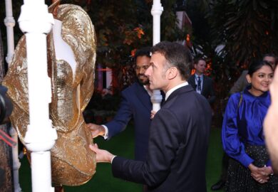 Sur French Institute in India , le président Emmanuel Macron a rencontré les Nouveaux Passeurs Culturels – artistes, écrivains et designers [Images]