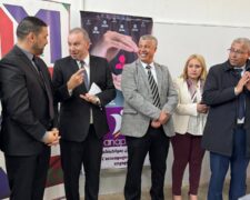 L&rsquo;ambassadeur Christophe Licortier s&rsquo;est rendu dans les villes d&rsquo;Azro et d&rsquo;Ivran pour rencontrer les saisonniers marocains [Images]