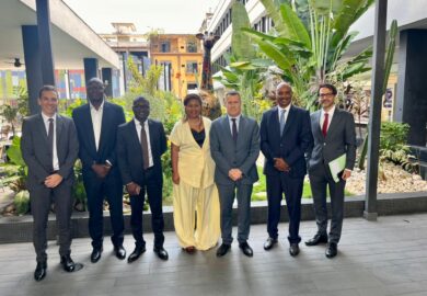 Le chef du centre de prestations Coopération et développement économiques, à un échange avec le secteur cacaotier en Côte d’Ivoire [Images]