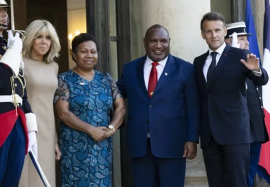  Emmanuel Macron accueil le Premier ministre de Papouasie-Nouvelle-Guinée à l’Elysée. (photos)