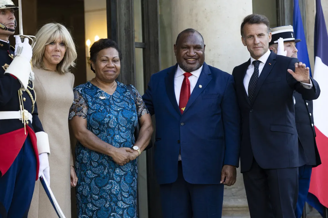  Emmanuel Macron accueil le Premier ministre de Papouasie-Nouvelle-Guinée à l’Elysée. (photos)