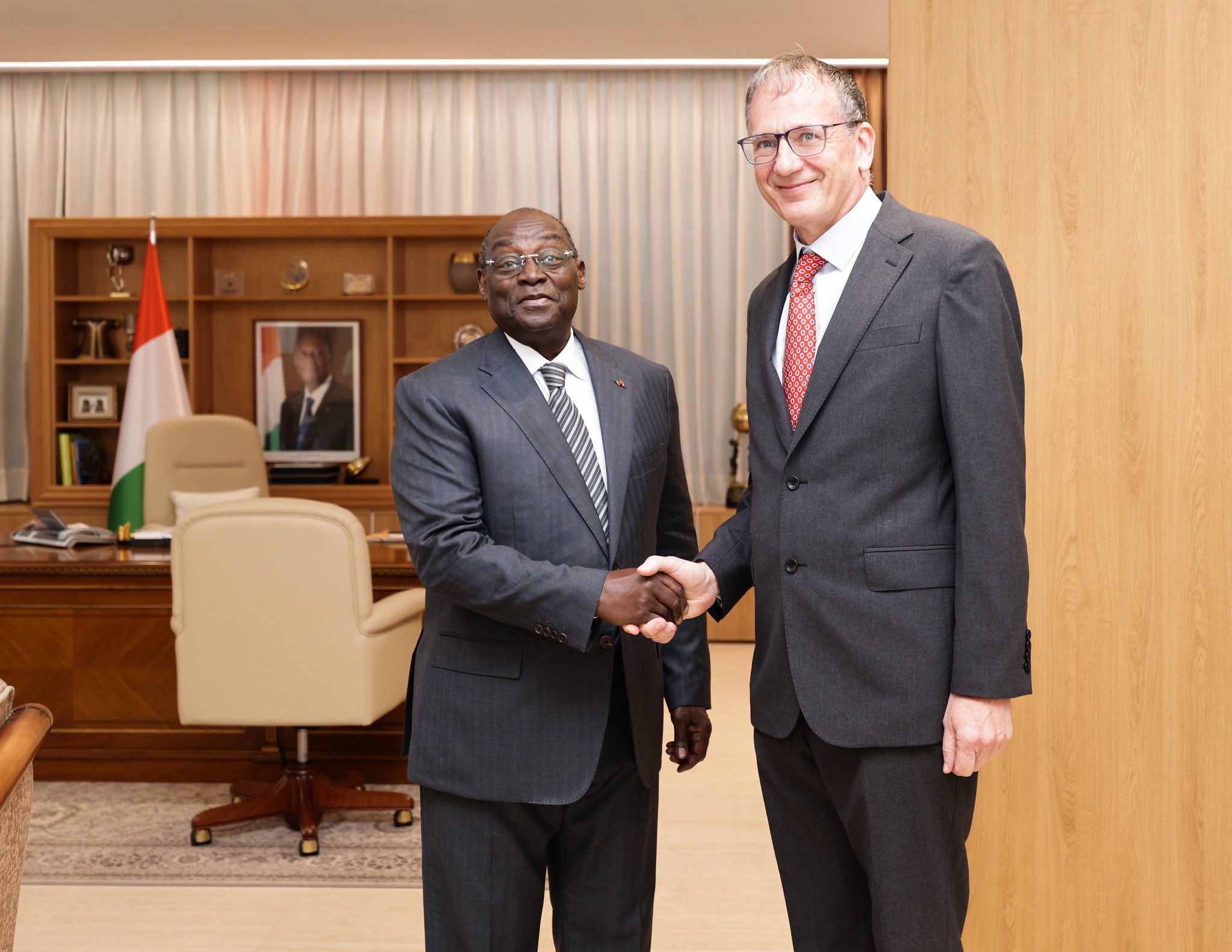 Vice-Président de la République, a eu des entretiens avec l&rsquo;Ambassadeur du Royaume-Uni de Grande-Bretagne et d’Irlande du Nord en Côte d’Ivoire (photos)