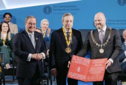 Guillaume V, Ursula von der Leyen, Christine Lagarde célébrant le leadership de Mario Draghi lors de la réception du Karlspreis2026. (photos)