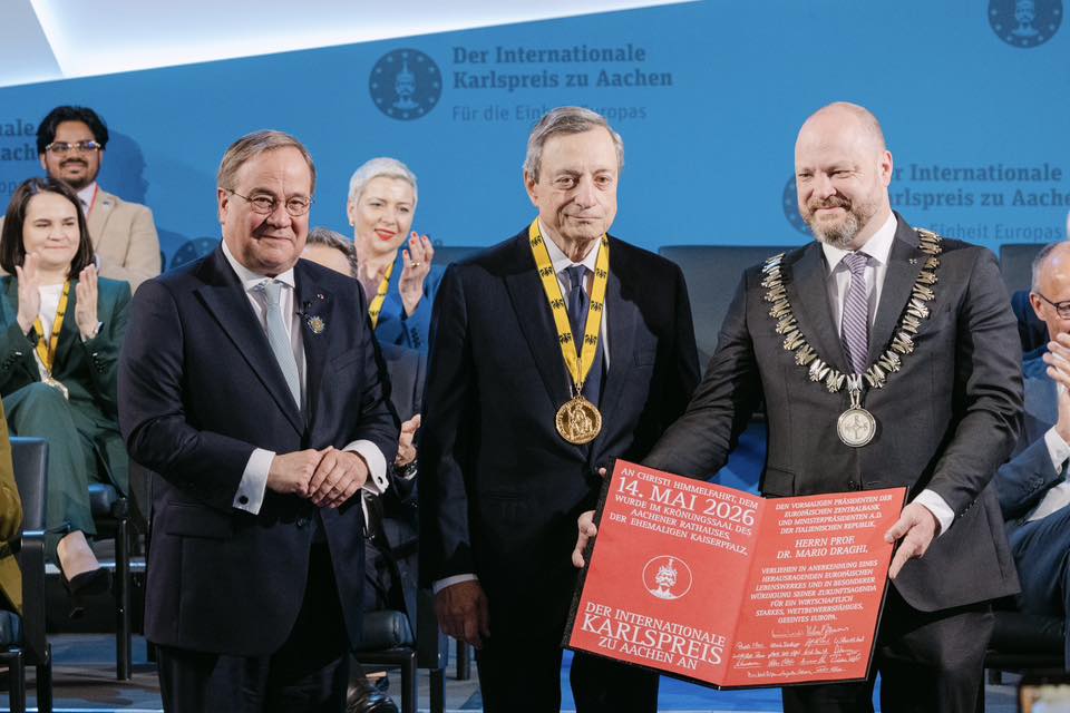 Guillaume V, Ursula von der Leyen, Christine Lagarde célébrant le leadership de Mario Draghi lors de la réception du Karlspreis2026. (photos)