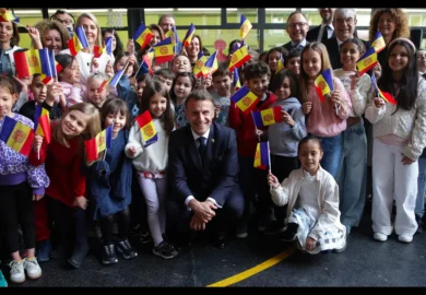 À Andorre, Emmanuel Macron entouré d’enfants ébahis. (photos)