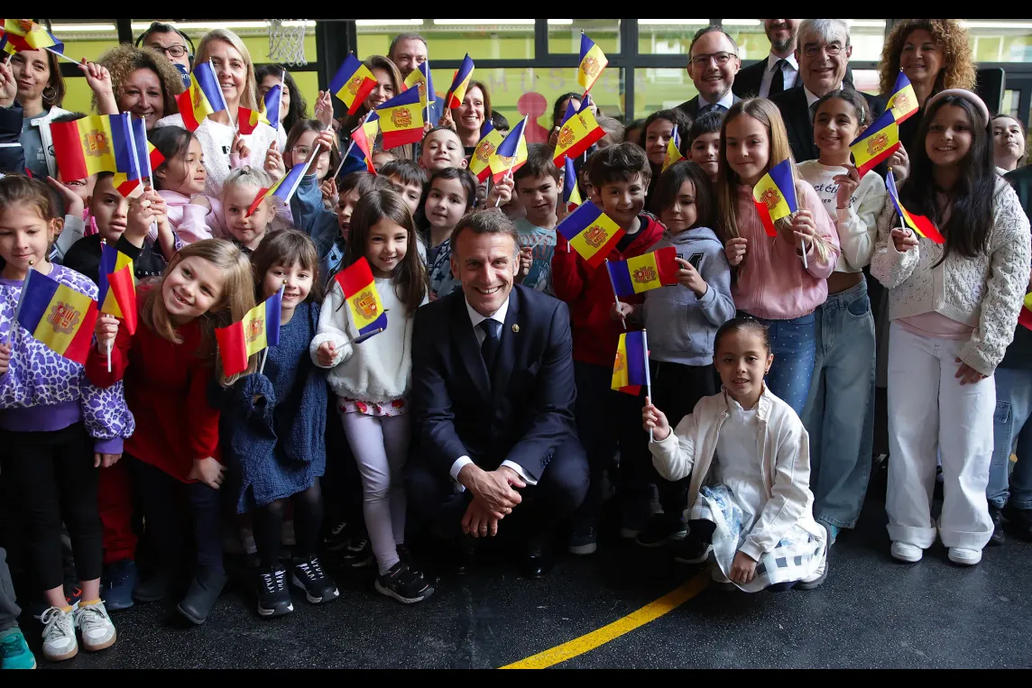 À Andorre, Emmanuel Macron entouré d’enfants ébahis. (photos)