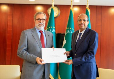 Le Président de la Commission de l&rsquo;Union africaine (UA), a reçu les lettres de créance de l&rsquo;Ambassadeur de la République portugaise. (photos)