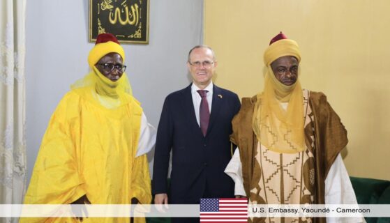 M. John G. Robinson, s’est rendu chez le Lamidat de Garoua Officiel, où il a abordé les questions relatives au patrimoine culturel de la région. (photos)