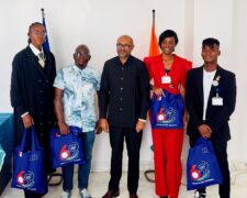 les 5 gagnants des quiz du mois de juillet ont reçu leurs lots des mains de l’ambassadeur Irchad Ramiandrasoa Razaaly. (photos)