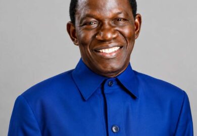 Découvrez Koné Dossongui : fondateur ivoirien du Groupe Atlantic, un empire panafricain présent dans les secteurs de la banque, de l’industrie et des mines.