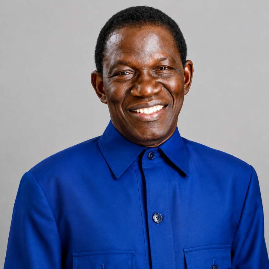 Découvrez Koné Dossongui : fondateur ivoirien du Groupe Atlantic, un empire panafricain présent dans les secteurs de la banque, de l’industrie et des mines.