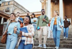 Étudier sans s’endetter : Ces multinationales qui paient vos diplômes en échange de votre talent